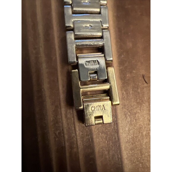 Generic Mother Of Pearl Gold Tone Ladies Watch New Battery - Picture 9 of 9